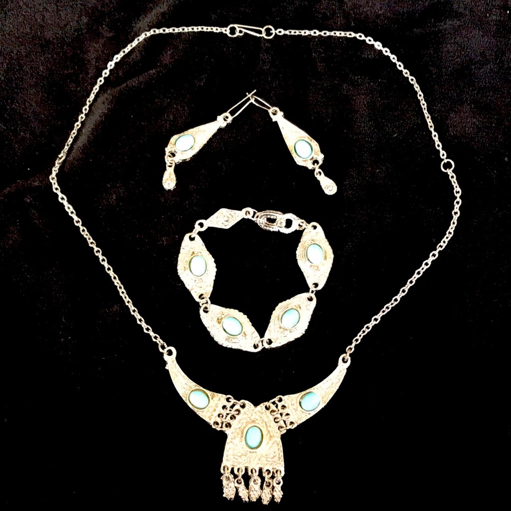 Pretty matching jewellery set with necklace, bracelet, and earrings